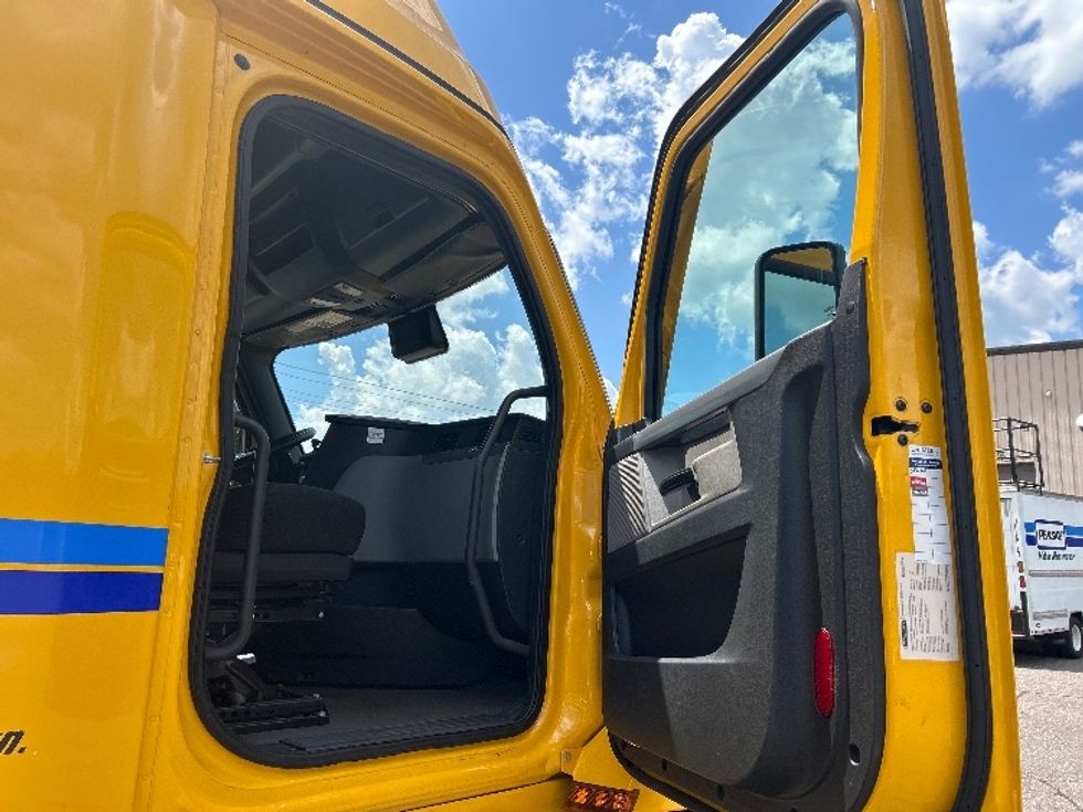 Sleeper Tractor-Heavy Duty Tractors-Freightliner-2022-T12664ST-Sturtevant-WI-294,238\n\t\tmiles-$ 83,000 - Image 13