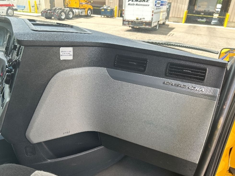 Sleeper Tractor-Heavy Duty Tractors-Freightliner-2022-T12664ST-Sturtevant-WI-294,238\n\t\tmiles-$ 83,000 - Image 14