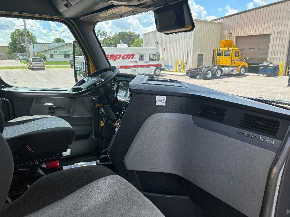 Sleeper Tractor-Heavy Duty Tractors-Freightliner-2022-T12664ST-Sturtevant-WI-294,238\n\t\tmiles-$ 83,000 - Image 15