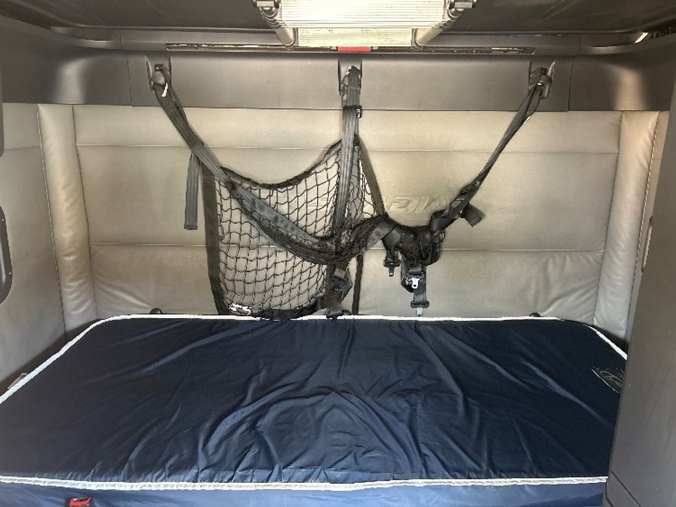 Sleeper Tractor-Heavy Duty Tractors-Freightliner-2022-T12664ST-Sturtevant-WI-294,238\n\t\tmiles-$ 83,000 - Image 16