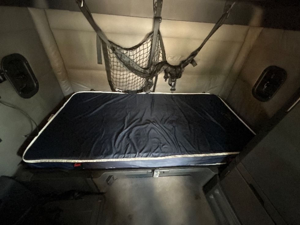 Sleeper Tractor-Heavy Duty Tractors-Freightliner-2022-T12664ST-Sturtevant-WI-294,238\n\t\tmiles-$ 83,000 - Image 17