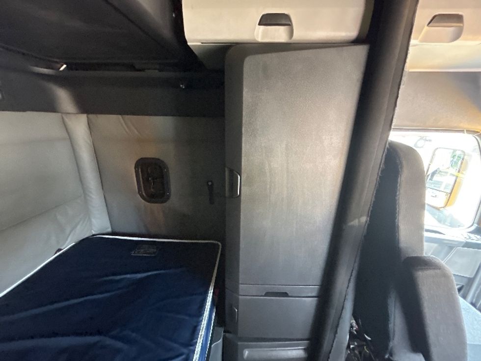 Sleeper Tractor-Heavy Duty Tractors-Freightliner-2022-T12664ST-Sturtevant-WI-294,238\n\t\tmiles-$ 83,000 - Image 18