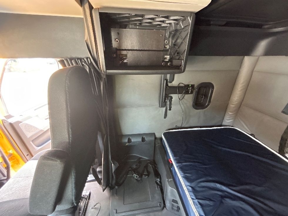 Sleeper Tractor-Heavy Duty Tractors-Freightliner-2022-T12664ST-Sturtevant-WI-294,238\n\t\tmiles-$ 83,000 - Image 19