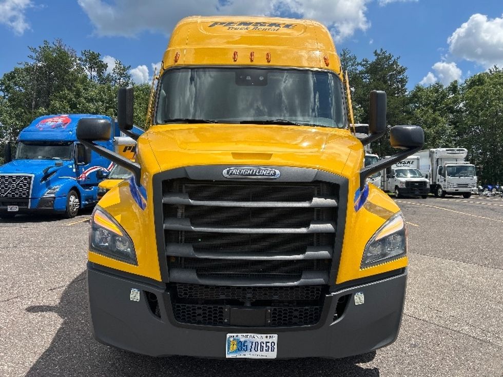 Sleeper Tractor-Heavy Duty Tractors-Freightliner-2022-T12664ST-Sturtevant-WI-294,238\n\t\tmiles-$ 83,000 - Image 2