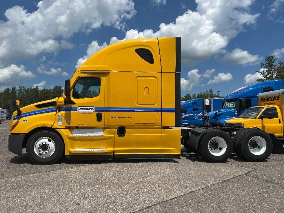 Sleeper Tractor-Heavy Duty Tractors-Freightliner-2022-T12664ST-Sturtevant-WI-294,238\n\t\tmiles-$ 83,000 - Image 4