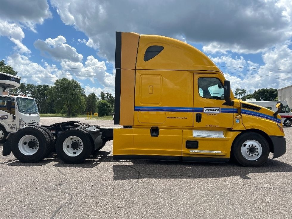Sleeper Tractor-Heavy Duty Tractors-Freightliner-2022-T12664ST-Sturtevant-WI-294,238\n\t\tmiles-$ 83,000 - Image 8