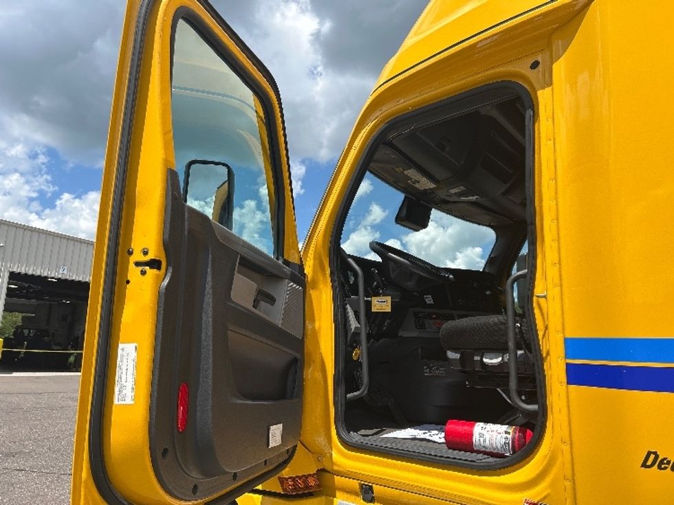 Sleeper Tractor-Heavy Duty Tractors-Freightliner-2022-T12664ST-Sturtevant-WI-294,238\n\t\tmiles-$ 83,000 - Image 9