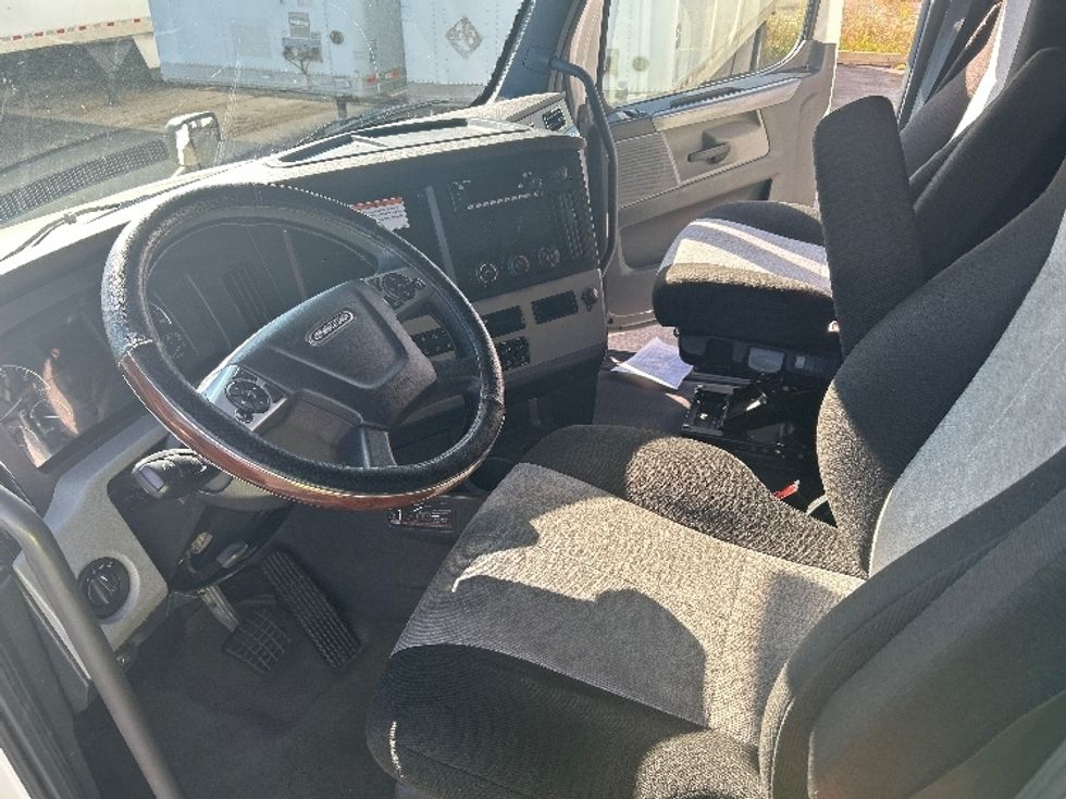 Sleeper Tractor-Heavy Duty Tractors-Freightliner-2022-T12664ST-Sturtevant-WI-379,358\n\t\tmiles-$ 80,000 - Image 10