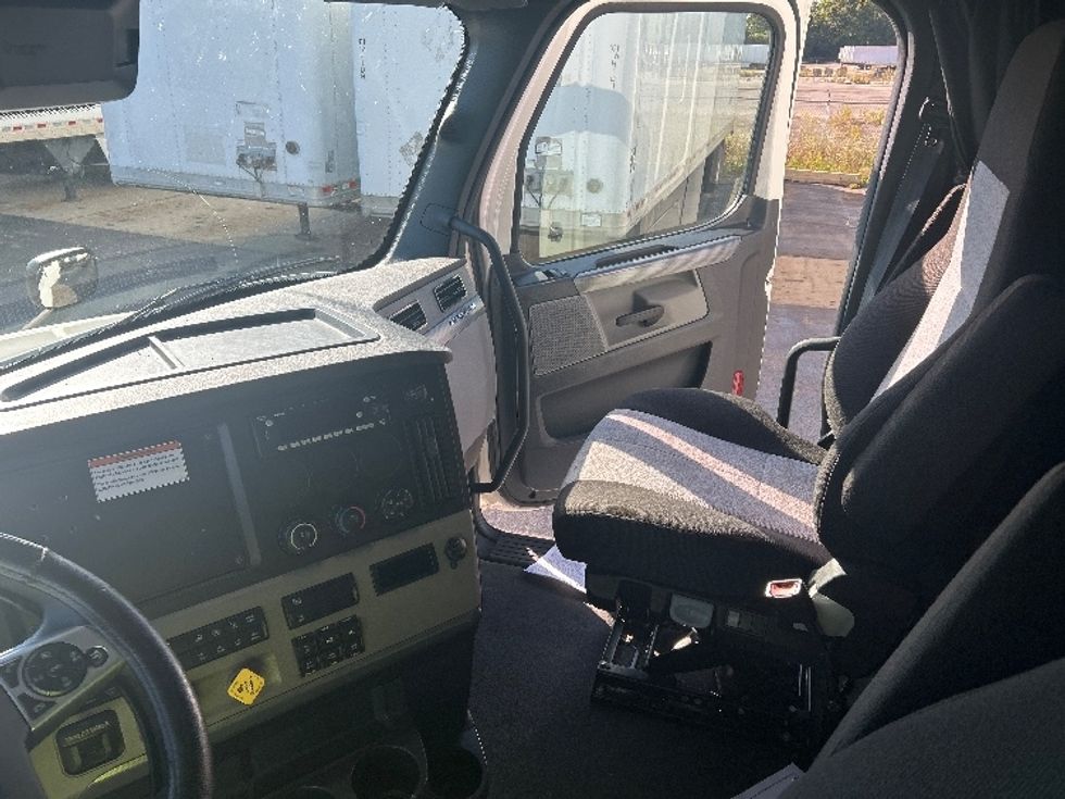 Sleeper Tractor-Heavy Duty Tractors-Freightliner-2022-T12664ST-Sturtevant-WI-379,358\n\t\tmiles-$ 80,000 - Image 11