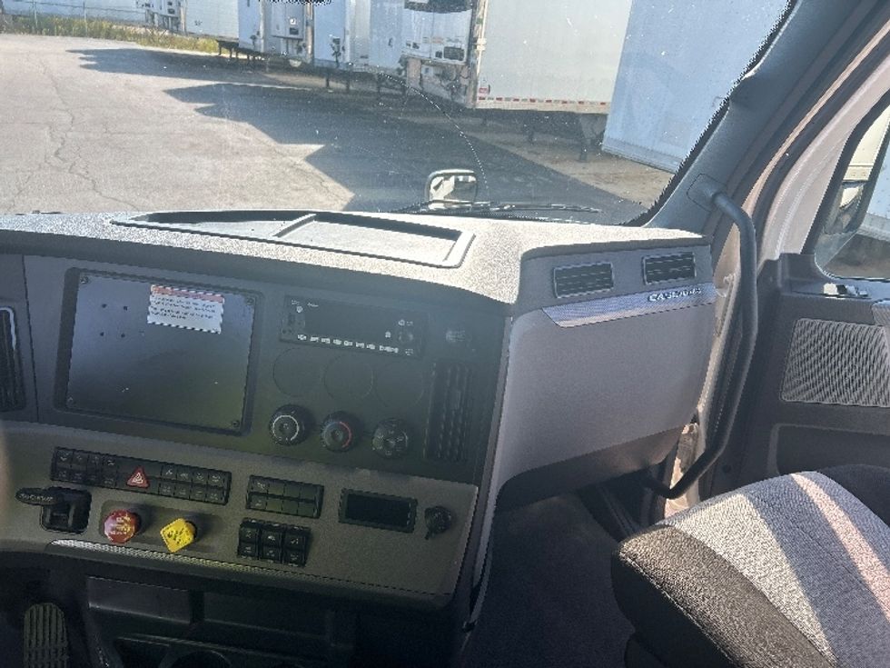 Sleeper Tractor-Heavy Duty Tractors-Freightliner-2022-T12664ST-Sturtevant-WI-379,358\n\t\tmiles-$ 80,000 - Image 12