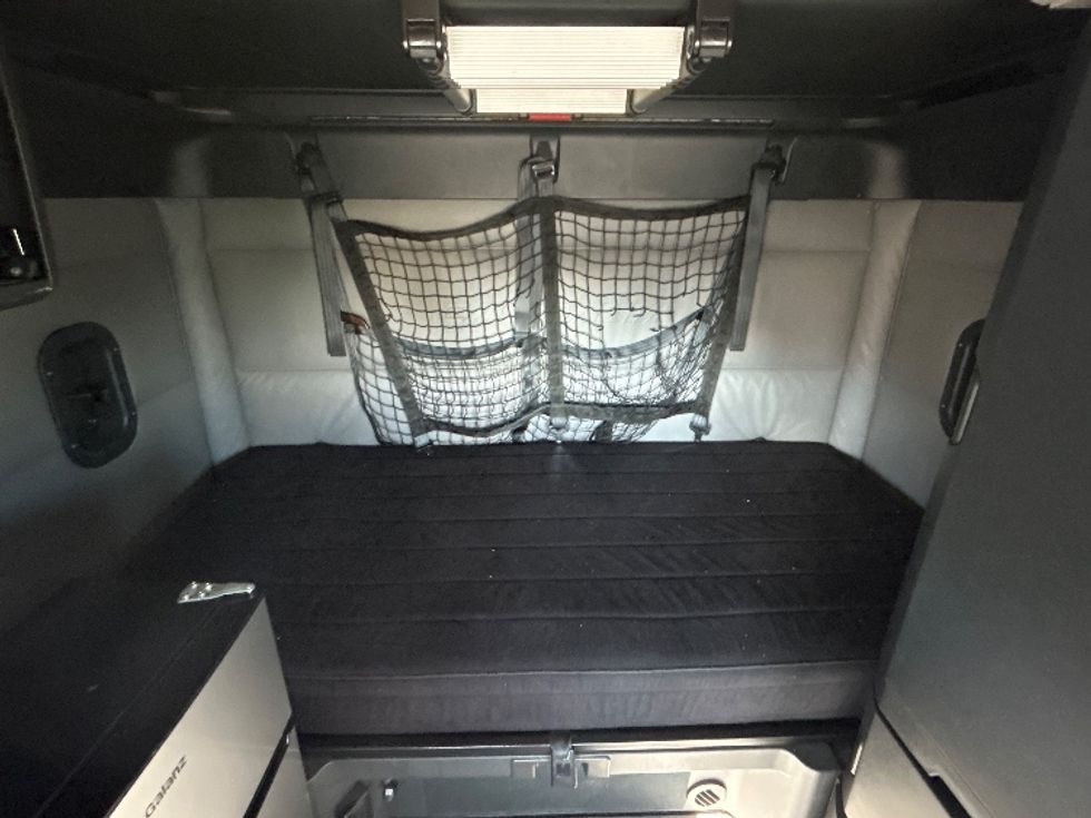 Sleeper Tractor-Heavy Duty Tractors-Freightliner-2022-T12664ST-Sturtevant-WI-379,358\n\t\tmiles-$ 80,000 - Image 16