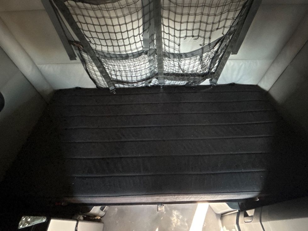 Sleeper Tractor-Heavy Duty Tractors-Freightliner-2022-T12664ST-Sturtevant-WI-379,358\n\t\tmiles-$ 80,000 - Image 17