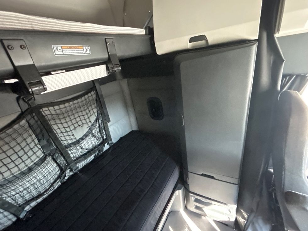 Sleeper Tractor-Heavy Duty Tractors-Freightliner-2022-T12664ST-Sturtevant-WI-379,358\n\t\tmiles-$ 80,000 - Image 18