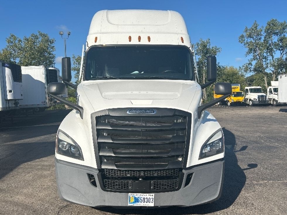 Sleeper Tractor-Heavy Duty Tractors-Freightliner-2022-T12664ST-Sturtevant-WI-379,358\n\t\tmiles-$ 80,000 - Image 2