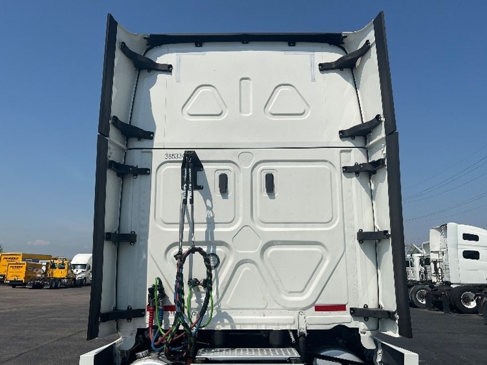 Sleeper Tractor-Heavy Duty Tractors-Freightliner-2022-T12664ST-Sturtevant-WI-379,358\n\t\tmiles-$ 80,000 - Image 24