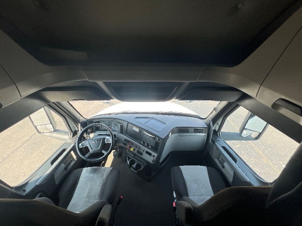 Sleeper Tractor-Heavy Duty Tractors-Freightliner-2022-T12664ST-Sturtevant-WI-379,358\n\t\tmiles-$ 80,000 - Image 26