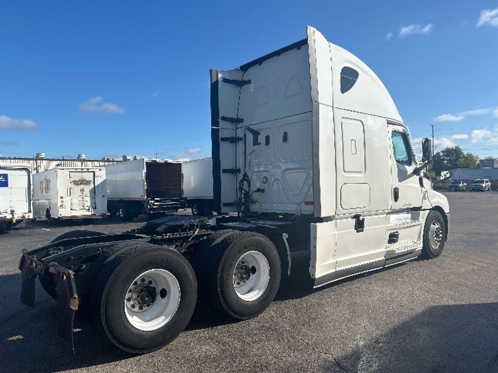 Sleeper Tractor-Heavy Duty Tractors-Freightliner-2022-T12664ST-Sturtevant-WI-379,358\n\t\tmiles-$ 80,000 - Image 7