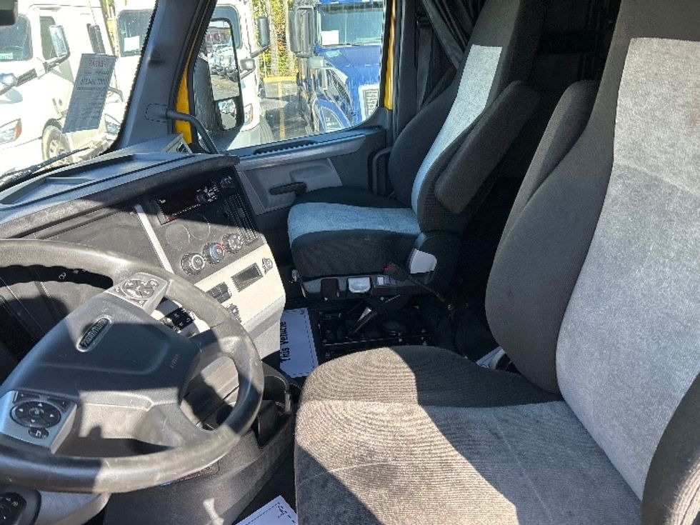 Sleeper Tractor-Heavy Duty Tractors-Freightliner-2022-T12664ST-Sturtevant-WI-400,632\n\t\tmiles-$ 66,250 - Image 10