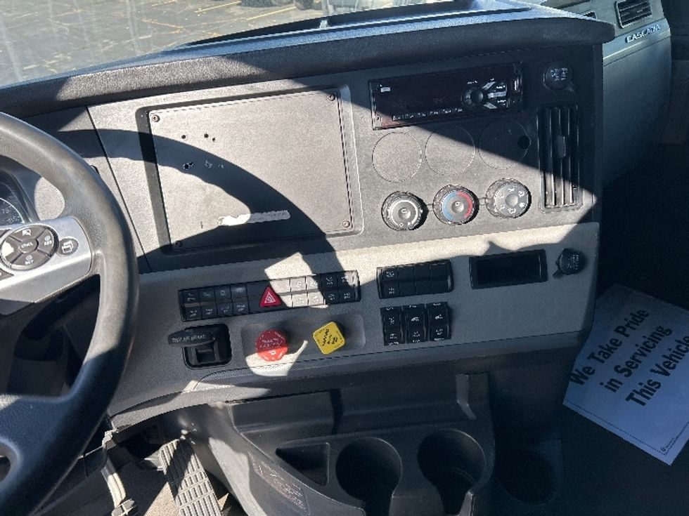 Sleeper Tractor-Heavy Duty Tractors-Freightliner-2022-T12664ST-Sturtevant-WI-400,632\n\t\tmiles-$ 66,250 - Image 12