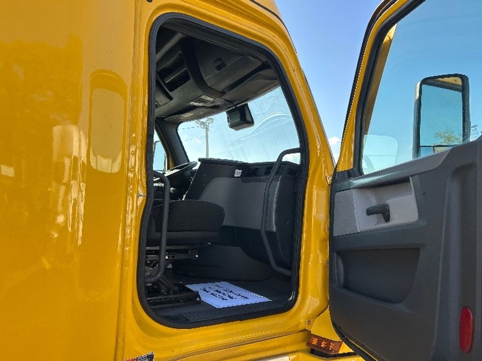 Sleeper Tractor-Heavy Duty Tractors-Freightliner-2022-T12664ST-Sturtevant-WI-400,632\n\t\tmiles-$ 66,250 - Image 13