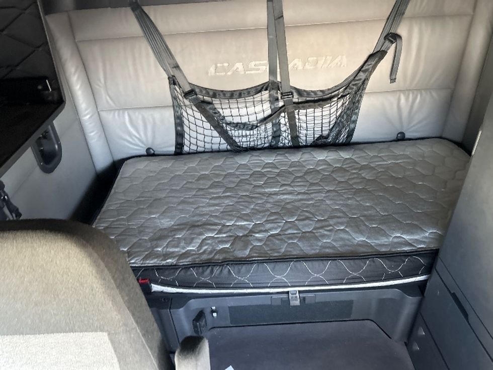 Sleeper Tractor-Heavy Duty Tractors-Freightliner-2022-T12664ST-Sturtevant-WI-400,632\n\t\tmiles-$ 66,250 - Image 16