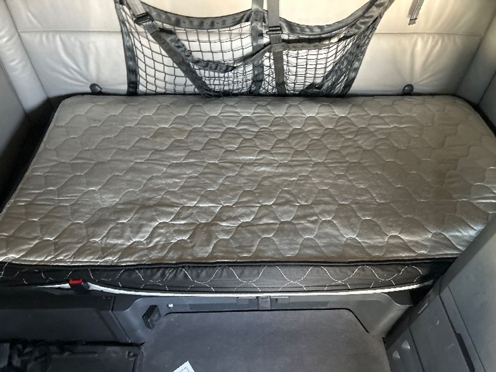 Sleeper Tractor-Heavy Duty Tractors-Freightliner-2022-T12664ST-Sturtevant-WI-400,632\n\t\tmiles-$ 66,250 - Image 17