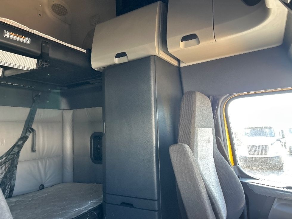 Sleeper Tractor-Heavy Duty Tractors-Freightliner-2022-T12664ST-Sturtevant-WI-400,632\n\t\tmiles-$ 66,250 - Image 18