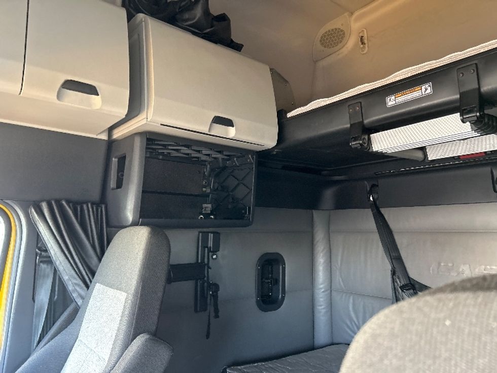 Sleeper Tractor-Heavy Duty Tractors-Freightliner-2022-T12664ST-Sturtevant-WI-400,632\n\t\tmiles-$ 66,250 - Image 19