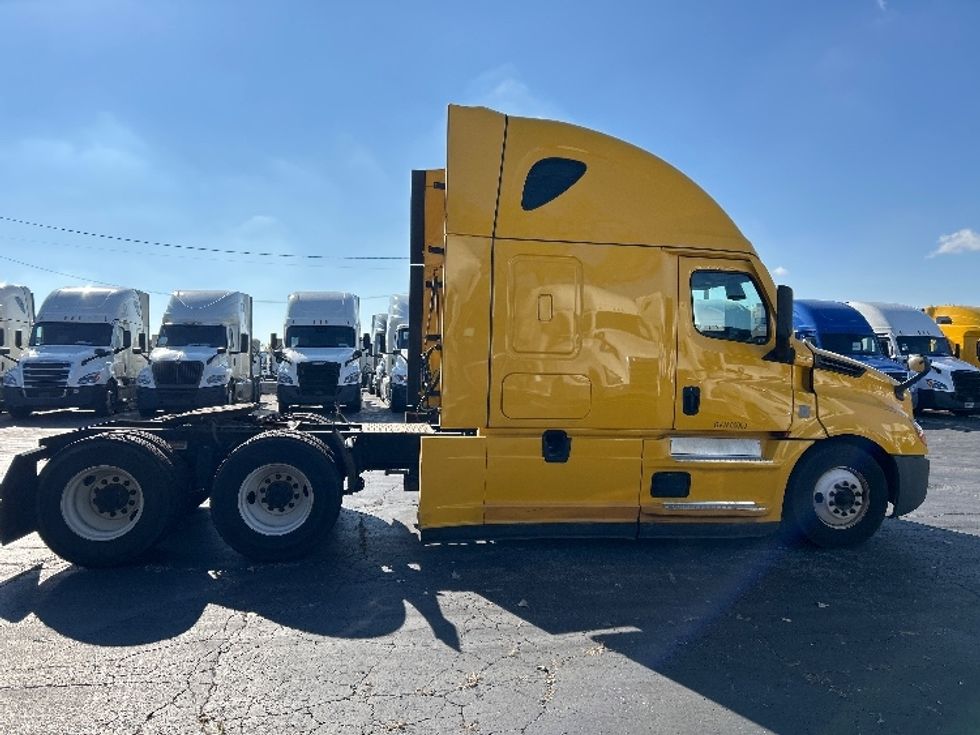 Sleeper Tractor-Heavy Duty Tractors-Freightliner-2022-T12664ST-Sturtevant-WI-400,632\n\t\tmiles-$ 66,250 - Image 8