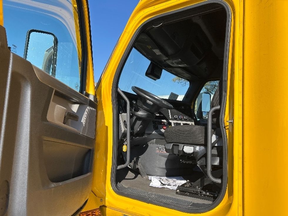 Sleeper Tractor-Heavy Duty Tractors-Freightliner-2022-T12664ST-Sturtevant-WI-400,632\n\t\tmiles-$ 66,250 - Image 9