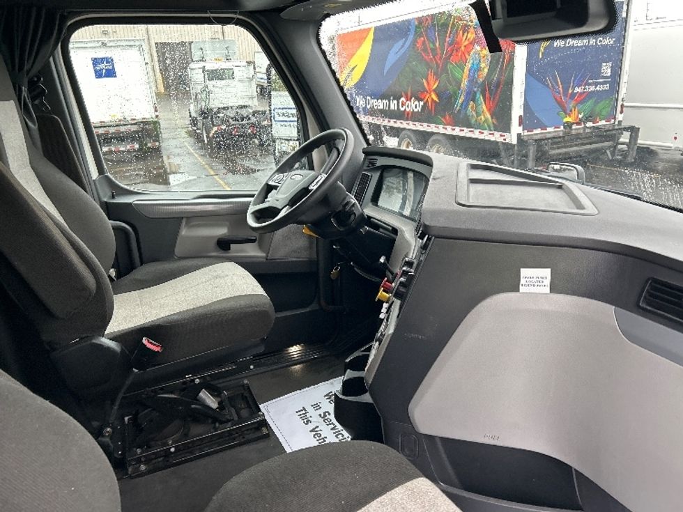 Sleeper Tractor-Heavy Duty Tractors-Freightliner-2022-T12664ST-Sturtevant-WI-412,680\n\t\tmiles-$ 77,250 - Image 15