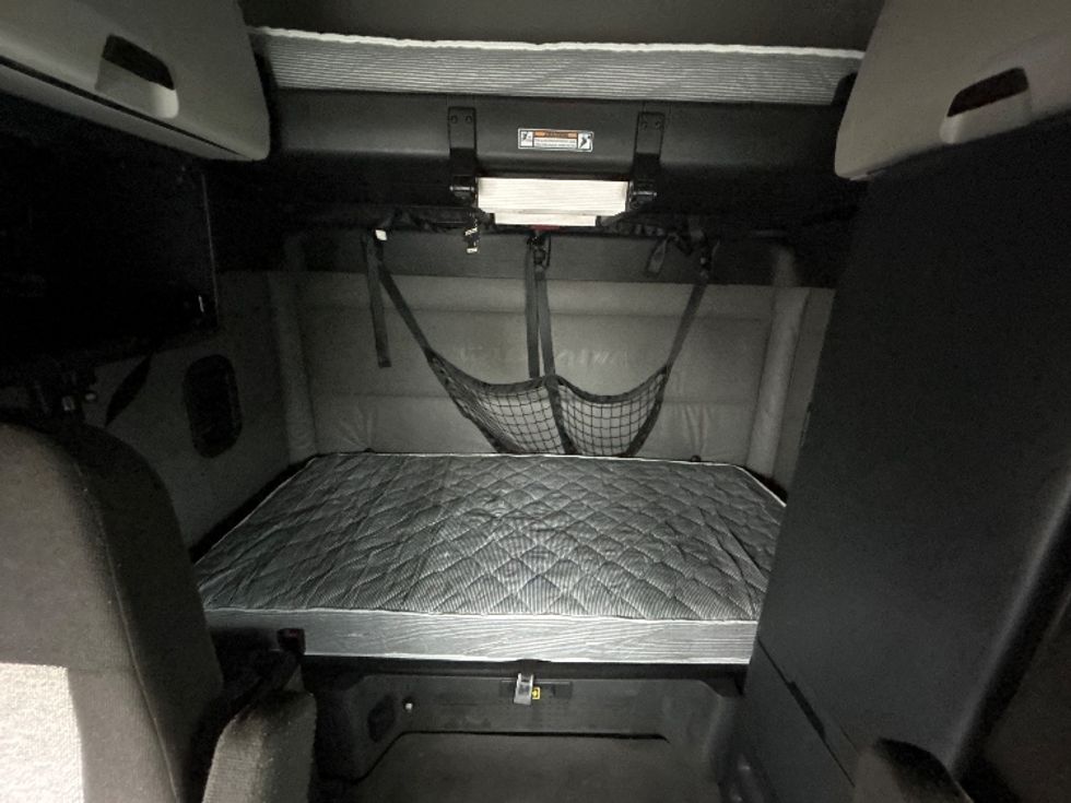 Sleeper Tractor-Heavy Duty Tractors-Freightliner-2022-T12664ST-Sturtevant-WI-412,680\n\t\tmiles-$ 77,250 - Image 16