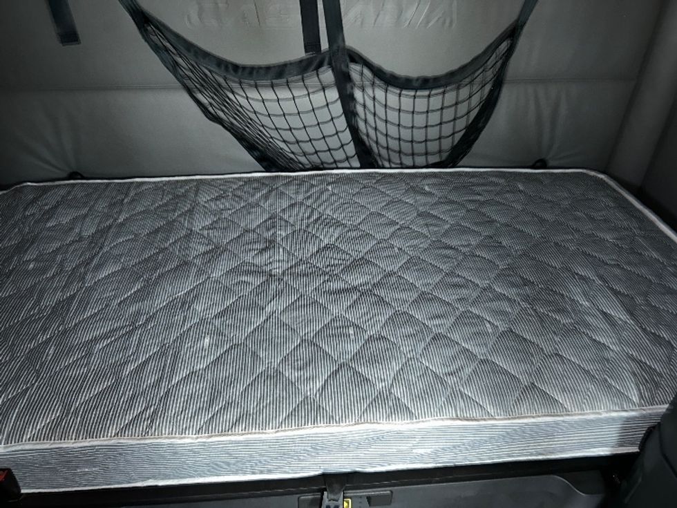 Sleeper Tractor-Heavy Duty Tractors-Freightliner-2022-T12664ST-Sturtevant-WI-412,680\n\t\tmiles-$ 77,250 - Image 17