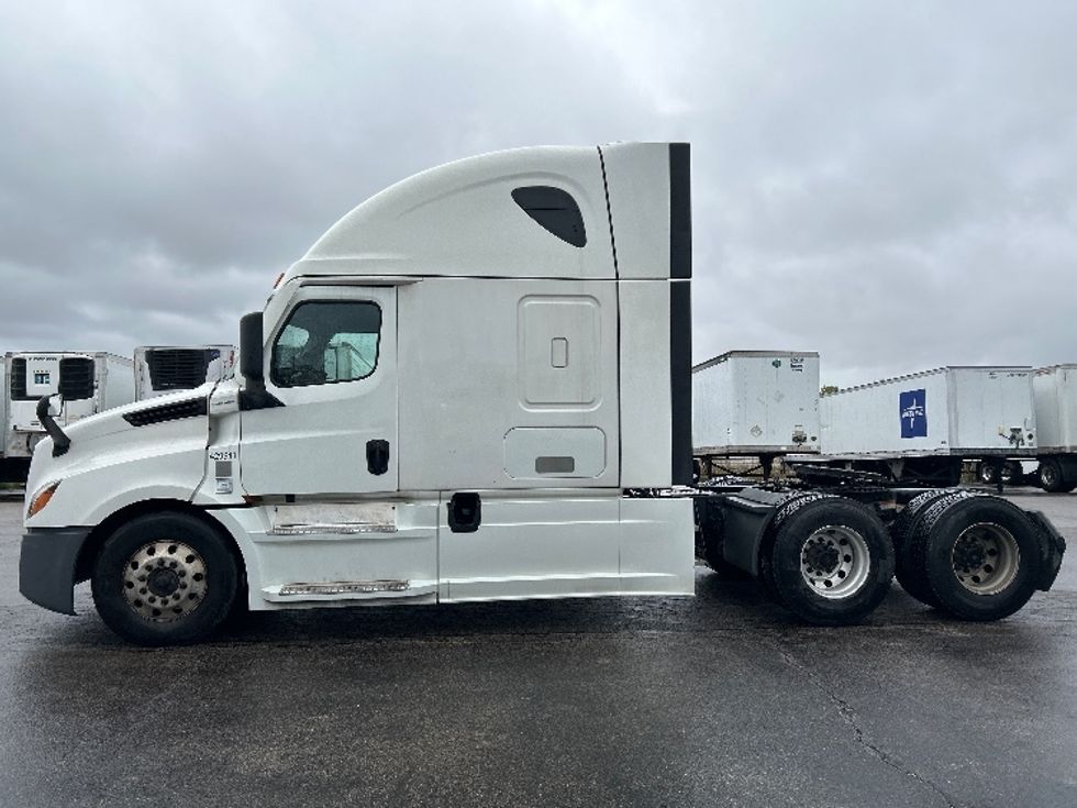 Sleeper Tractor-Heavy Duty Tractors-Freightliner-2022-T12664ST-Sturtevant-WI-412,680\n\t\tmiles-$ 77,250 - Image 4