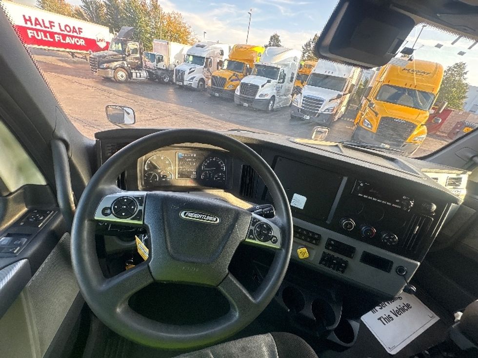 Sleeper Tractor-Heavy Duty Tractors-Freightliner-2022-T12664ST-Sturtevant-WI-448,259\n\t\tmiles-$ 73,500 - Image 11