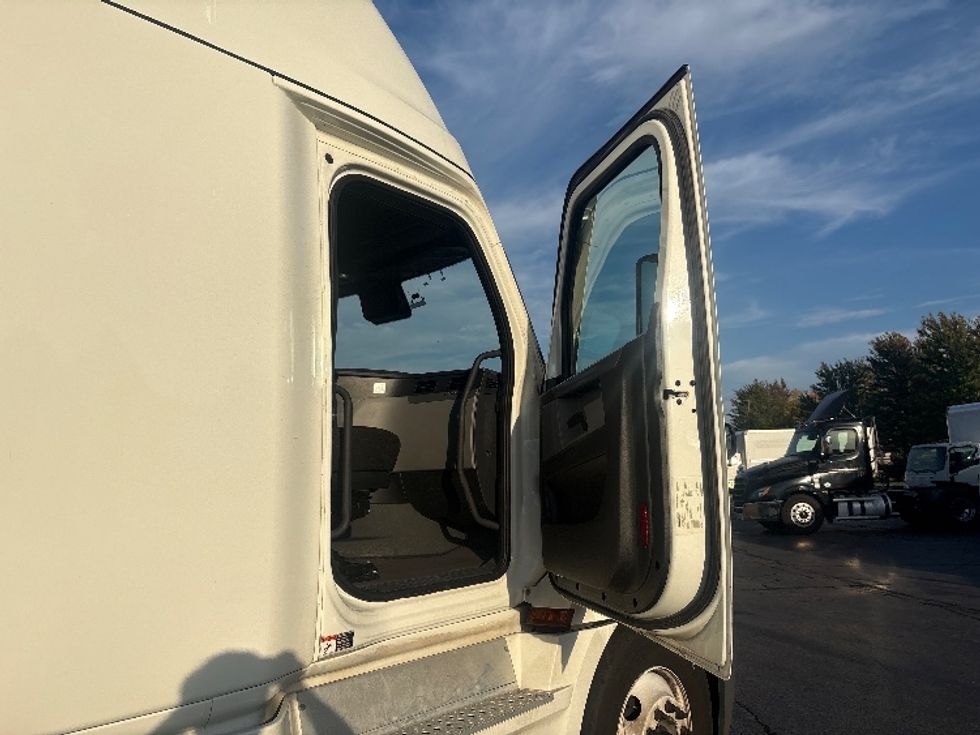 Sleeper Tractor-Heavy Duty Tractors-Freightliner-2022-T12664ST-Sturtevant-WI-448,259\n\t\tmiles-$ 73,500 - Image 13