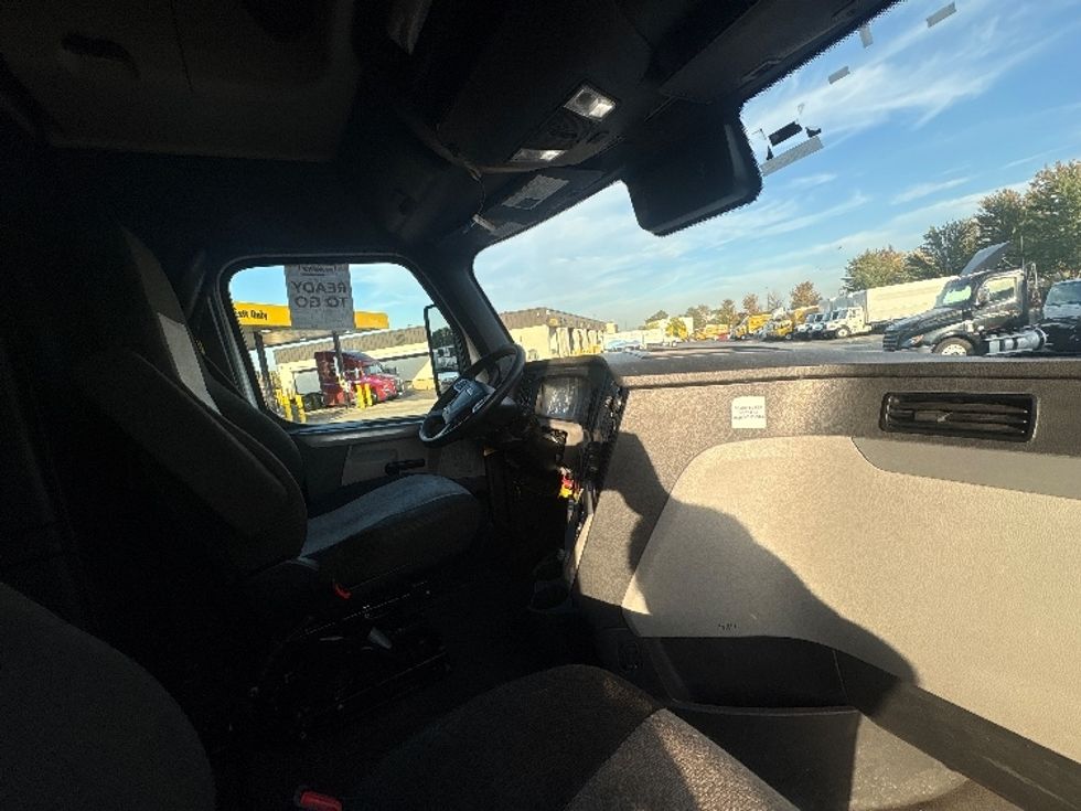 Sleeper Tractor-Heavy Duty Tractors-Freightliner-2022-T12664ST-Sturtevant-WI-448,259\n\t\tmiles-$ 73,500 - Image 15