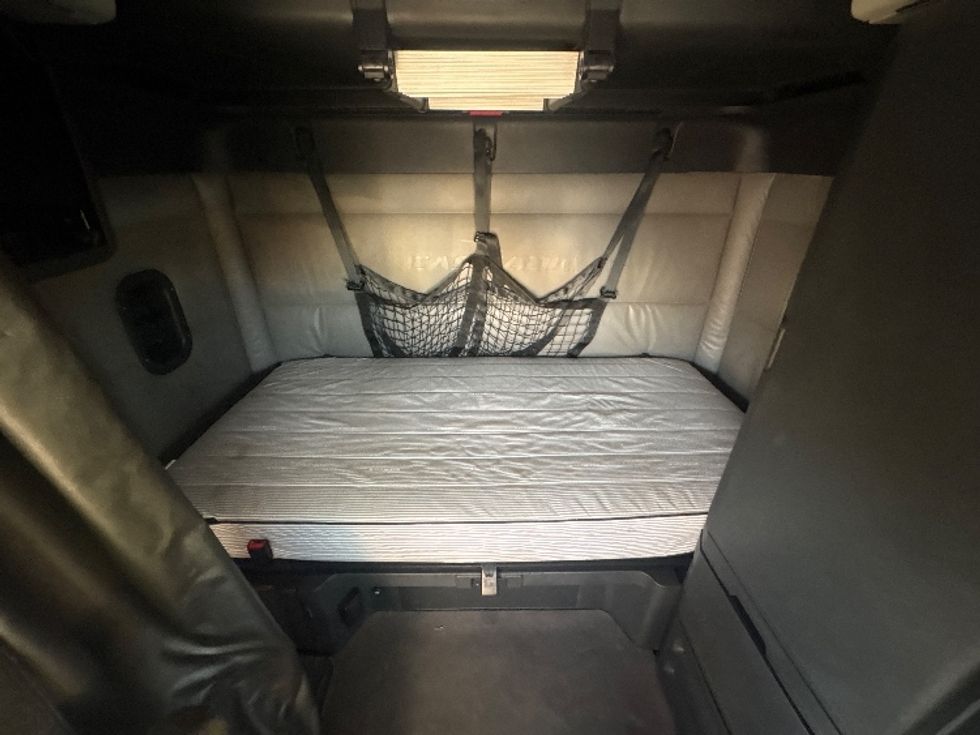 Sleeper Tractor-Heavy Duty Tractors-Freightliner-2022-T12664ST-Sturtevant-WI-448,259\n\t\tmiles-$ 73,500 - Image 16