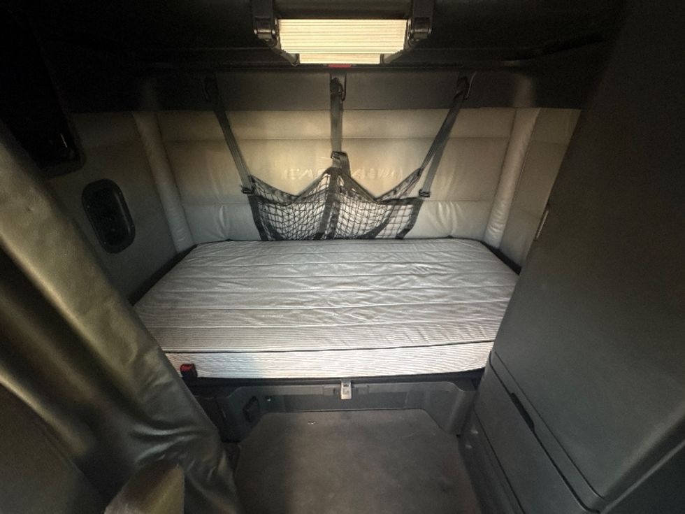 Sleeper Tractor-Heavy Duty Tractors-Freightliner-2022-T12664ST-Sturtevant-WI-448,259\n\t\tmiles-$ 73,500 - Image 17