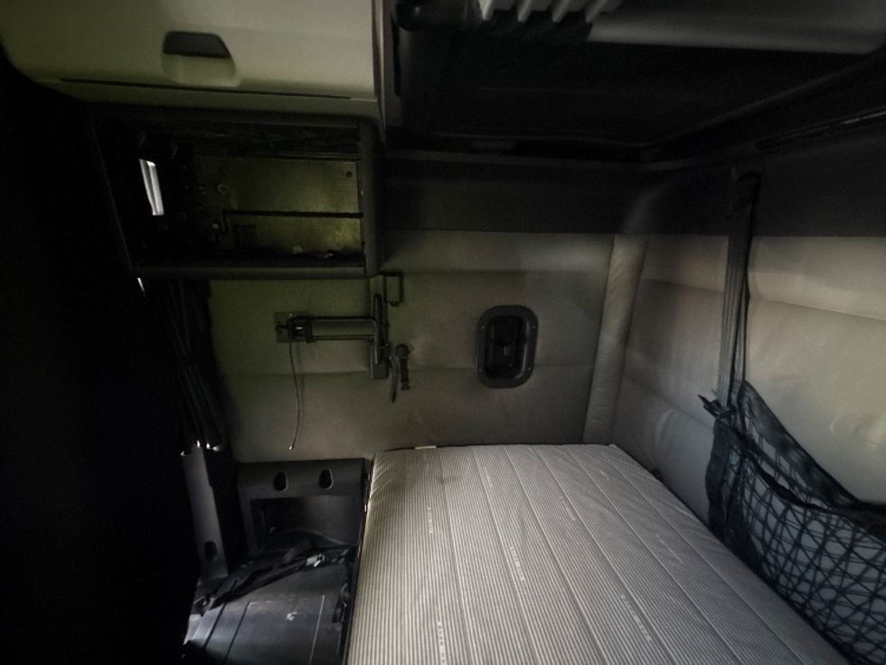 Sleeper Tractor-Heavy Duty Tractors-Freightliner-2022-T12664ST-Sturtevant-WI-448,259\n\t\tmiles-$ 73,500 - Image 19