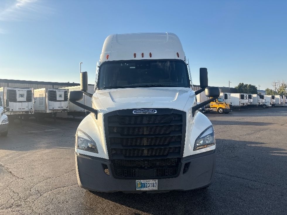 Sleeper Tractor-Heavy Duty Tractors-Freightliner-2022-T12664ST-Sturtevant-WI-448,259\n\t\tmiles-$ 73,500 - Image 2