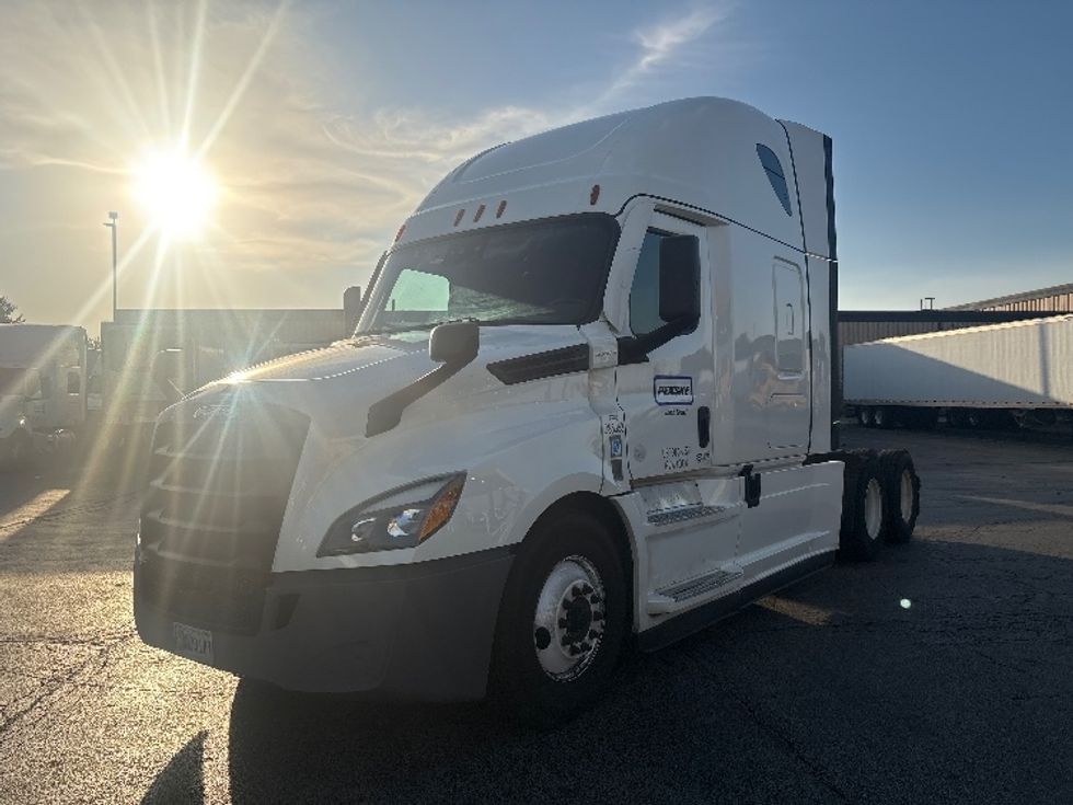 Sleeper Tractor-Heavy Duty Tractors-Freightliner-2022-T12664ST-Sturtevant-WI-448,259\n\t\tmiles-$ 73,500 - Image 3