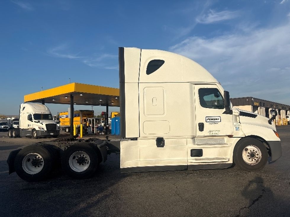 Sleeper Tractor-Heavy Duty Tractors-Freightliner-2022-T12664ST-Sturtevant-WI-448,259\n\t\tmiles-$ 73,500 - Image 8