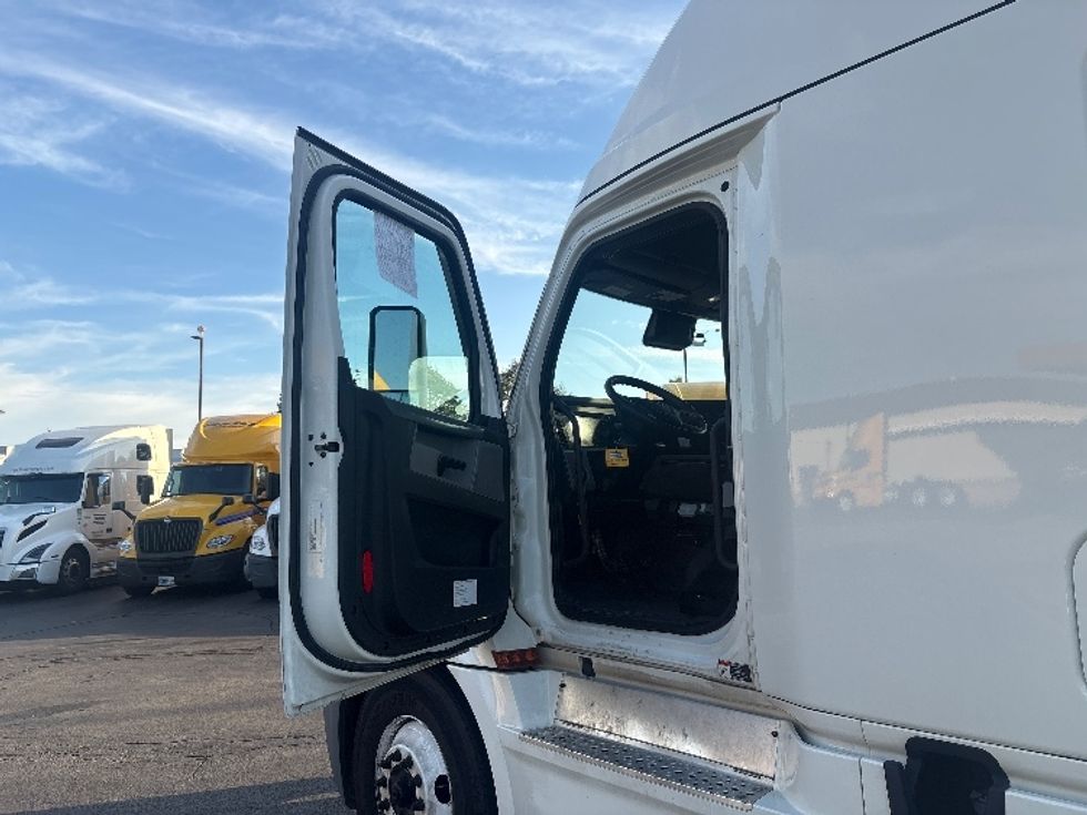 Sleeper Tractor-Heavy Duty Tractors-Freightliner-2022-T12664ST-Sturtevant-WI-448,259\n\t\tmiles-$ 73,500 - Image 9