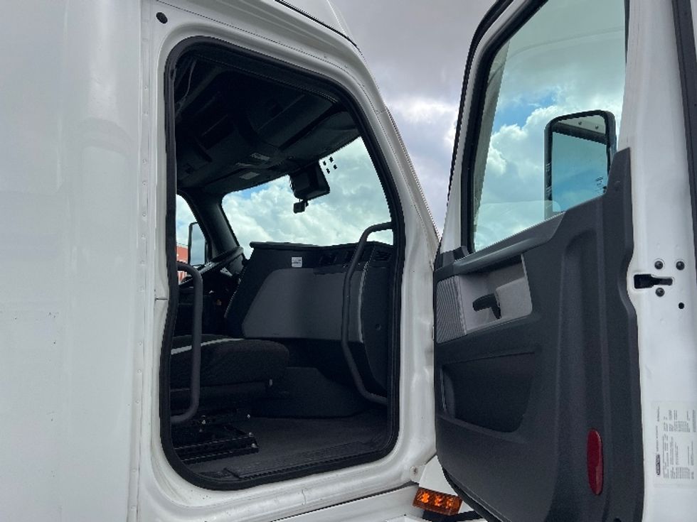 Sleeper Tractor-Heavy Duty Tractors-Freightliner-2022-T12664ST-Sturtevant-WI-459,698\n\t\tmiles-$ 72,250 - Image 13