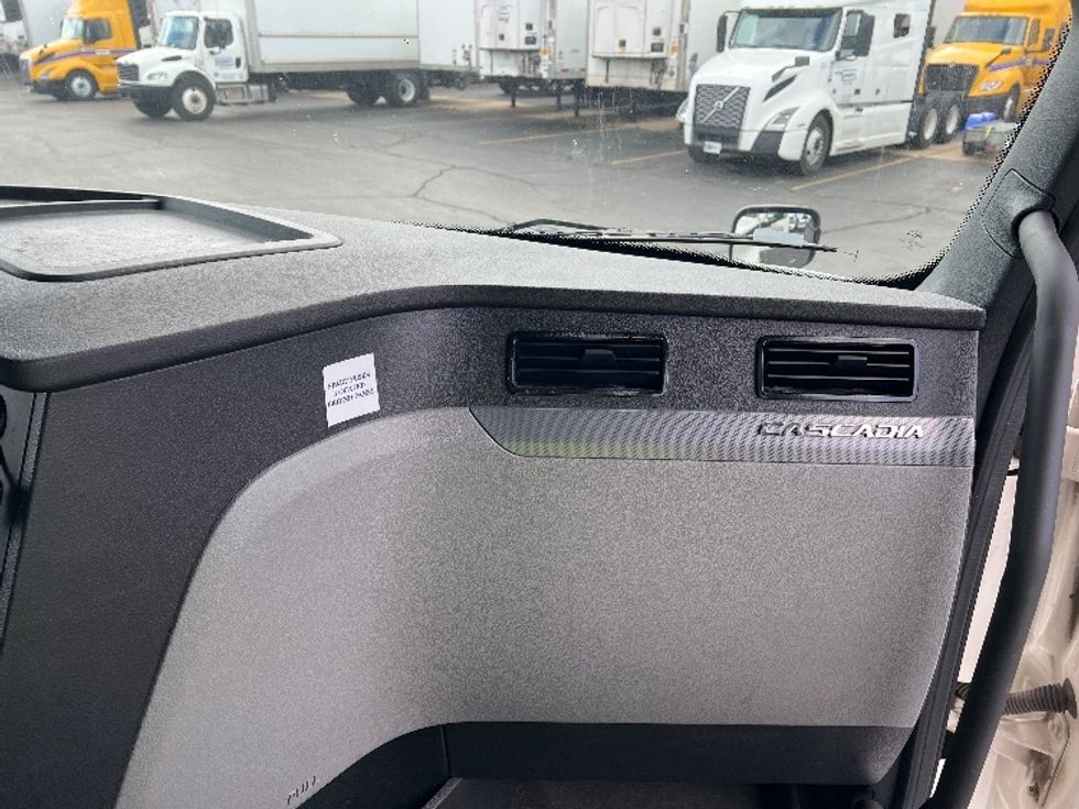 Sleeper Tractor-Heavy Duty Tractors-Freightliner-2022-T12664ST-Sturtevant-WI-459,698\n\t\tmiles-$ 72,250 - Image 14