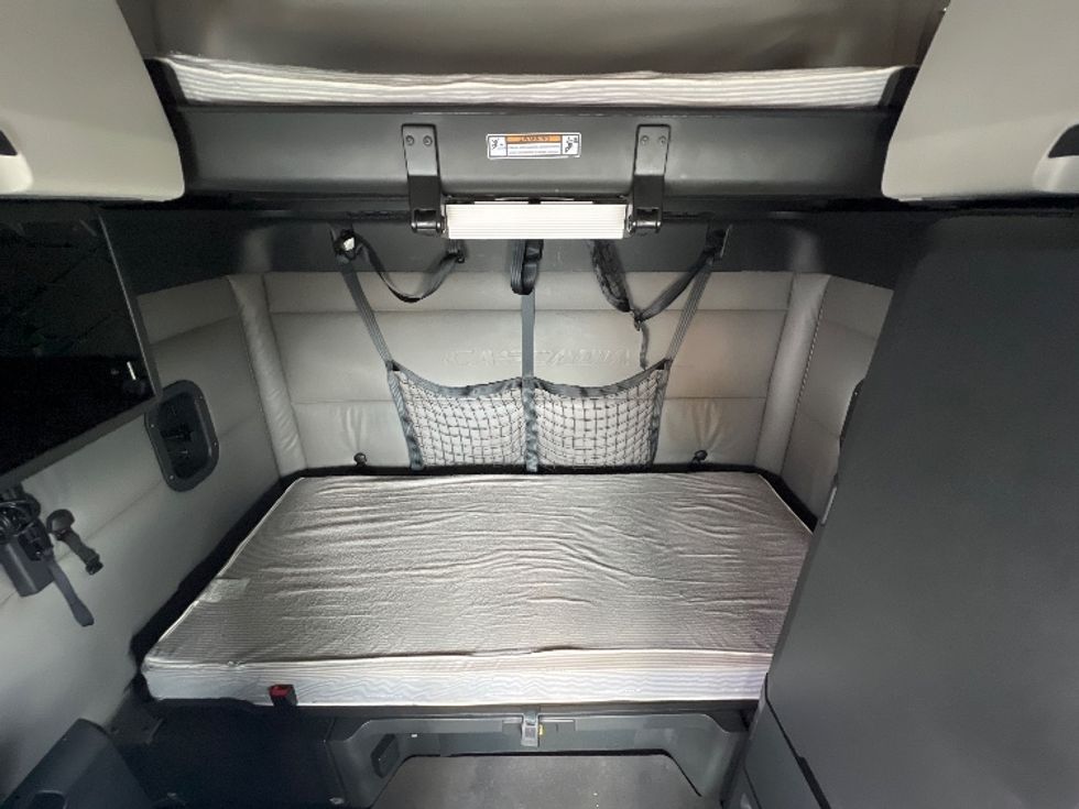 Sleeper Tractor-Heavy Duty Tractors-Freightliner-2022-T12664ST-Sturtevant-WI-459,698\n\t\tmiles-$ 72,250 - Image 17