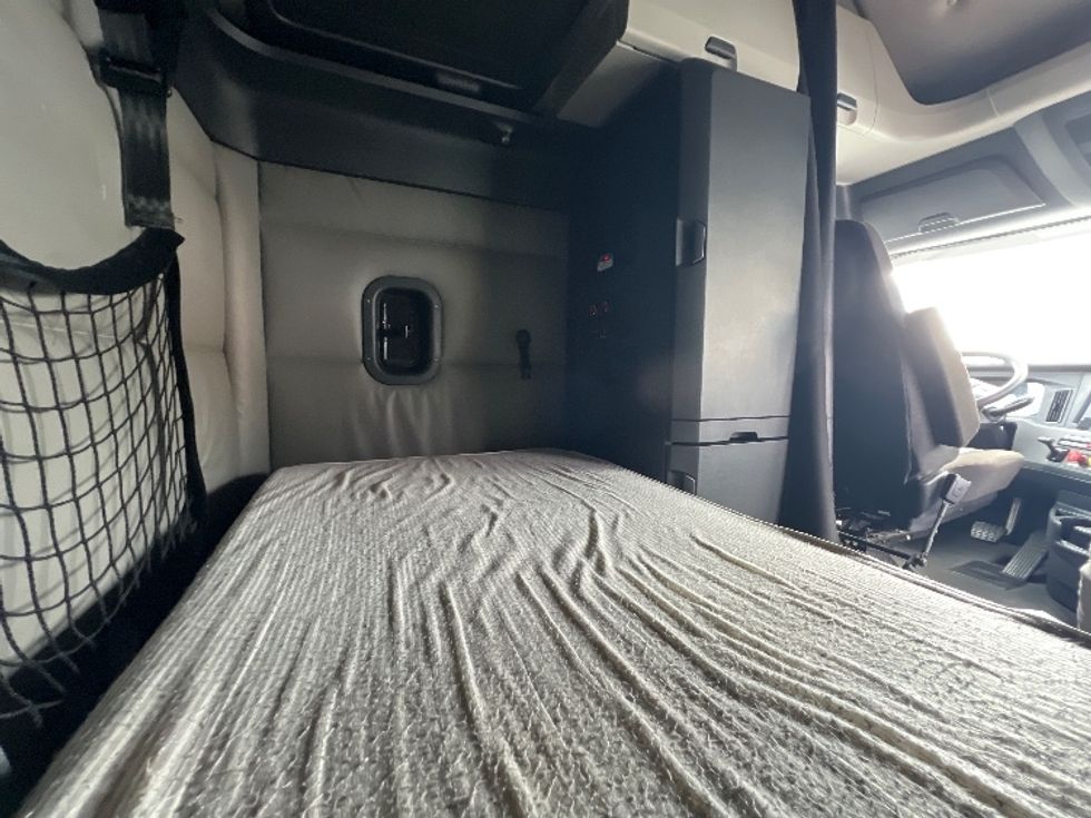 Sleeper Tractor-Heavy Duty Tractors-Freightliner-2022-T12664ST-Sturtevant-WI-459,698\n\t\tmiles-$ 72,250 - Image 18