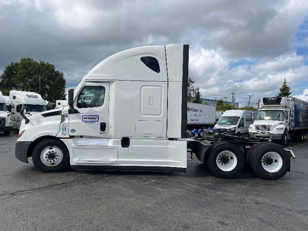 Sleeper Tractor-Heavy Duty Tractors-Freightliner-2022-T12664ST-Sturtevant-WI-459,698\n\t\tmiles-$ 72,250 - Image 4