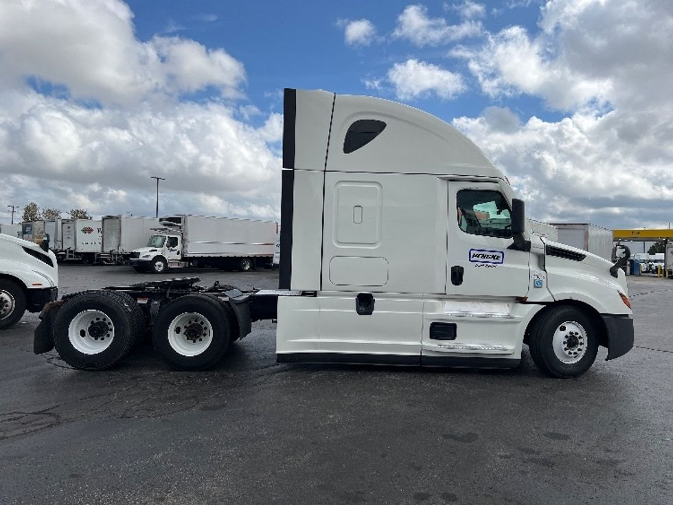 Sleeper Tractor-Heavy Duty Tractors-Freightliner-2022-T12664ST-Sturtevant-WI-459,698\n\t\tmiles-$ 72,250 - Image 8